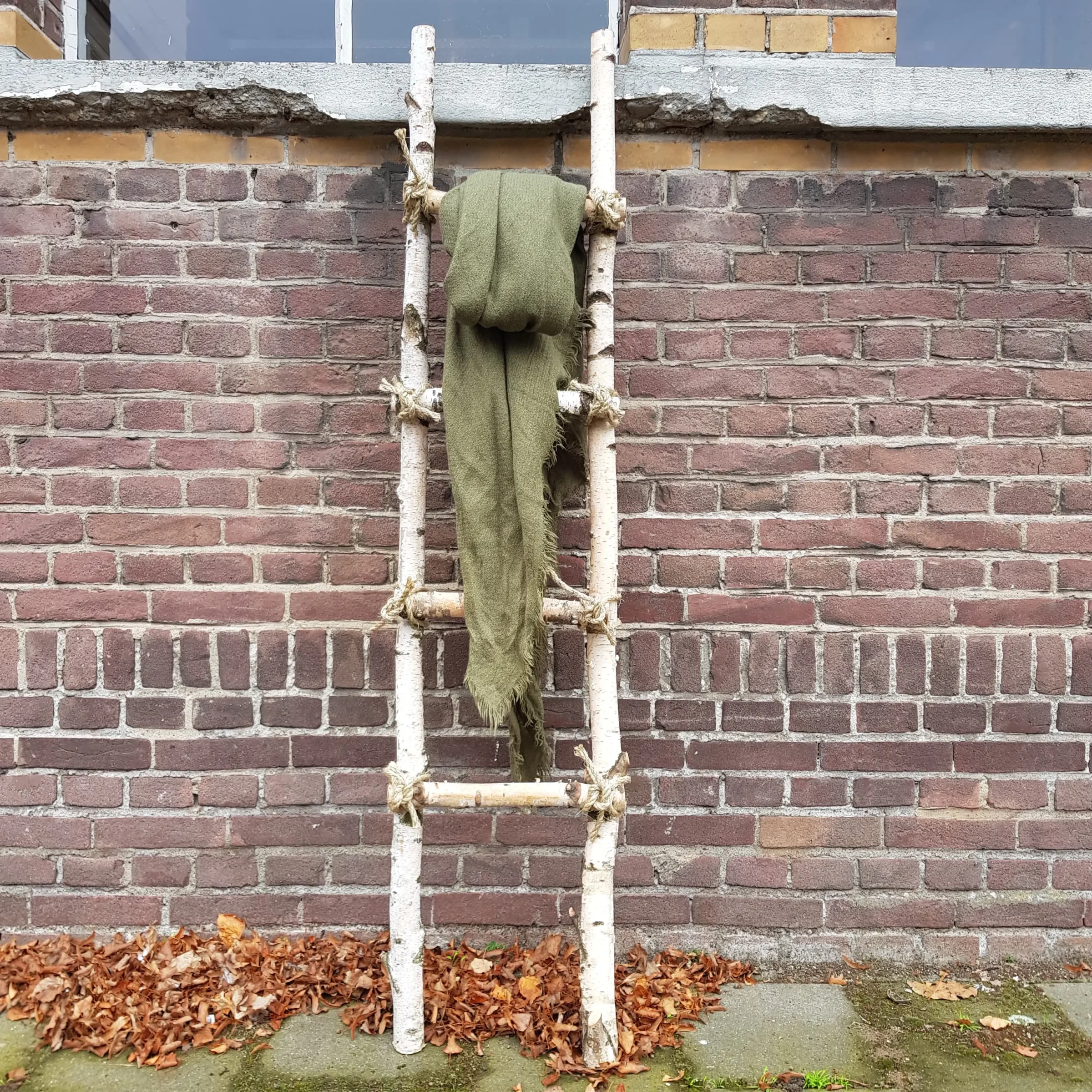 Berken Decoratieladder met touw 100cm (3)