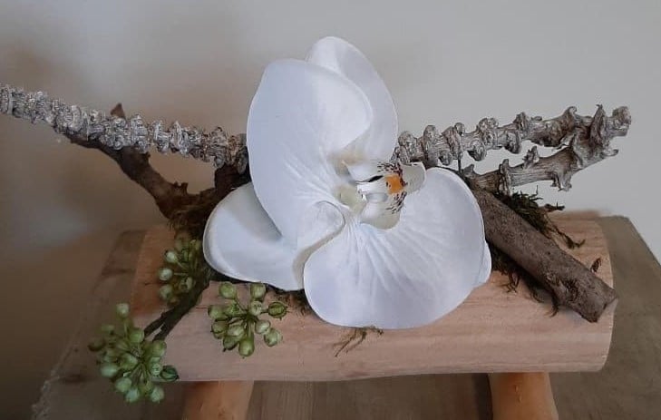 Brocante-stam-met-decoratiemateriaal-en-zijde-bloem