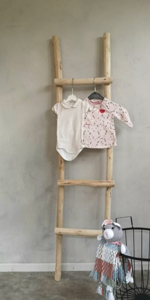 Holzleiter im Babyzimmer mit Babykleidung