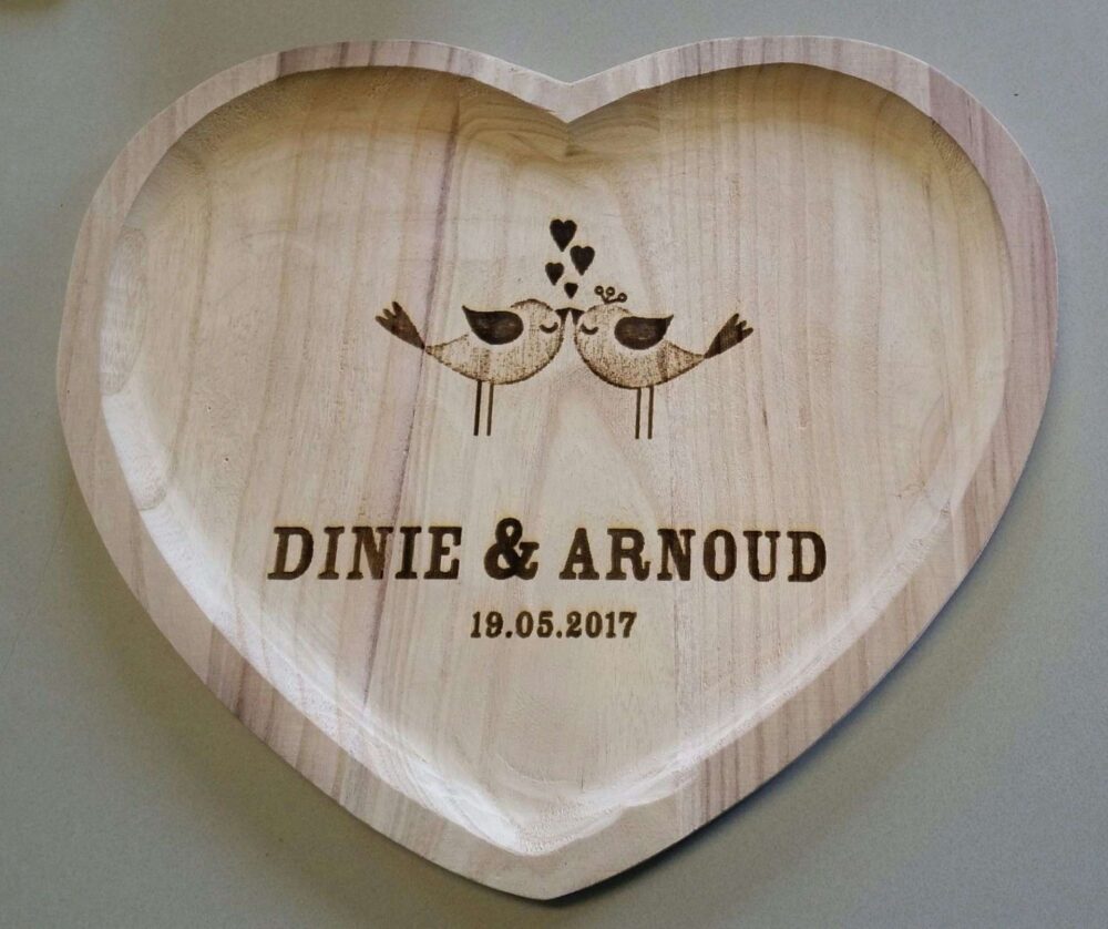 Houten hart gegraveerd