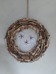berkenkrans-met-spinnenweb-maken-halloween