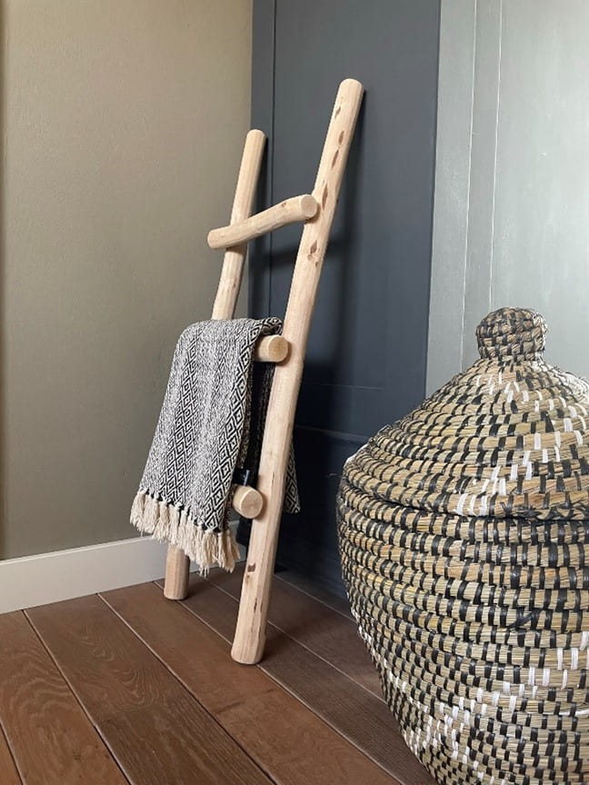 houten ladder met plaid
