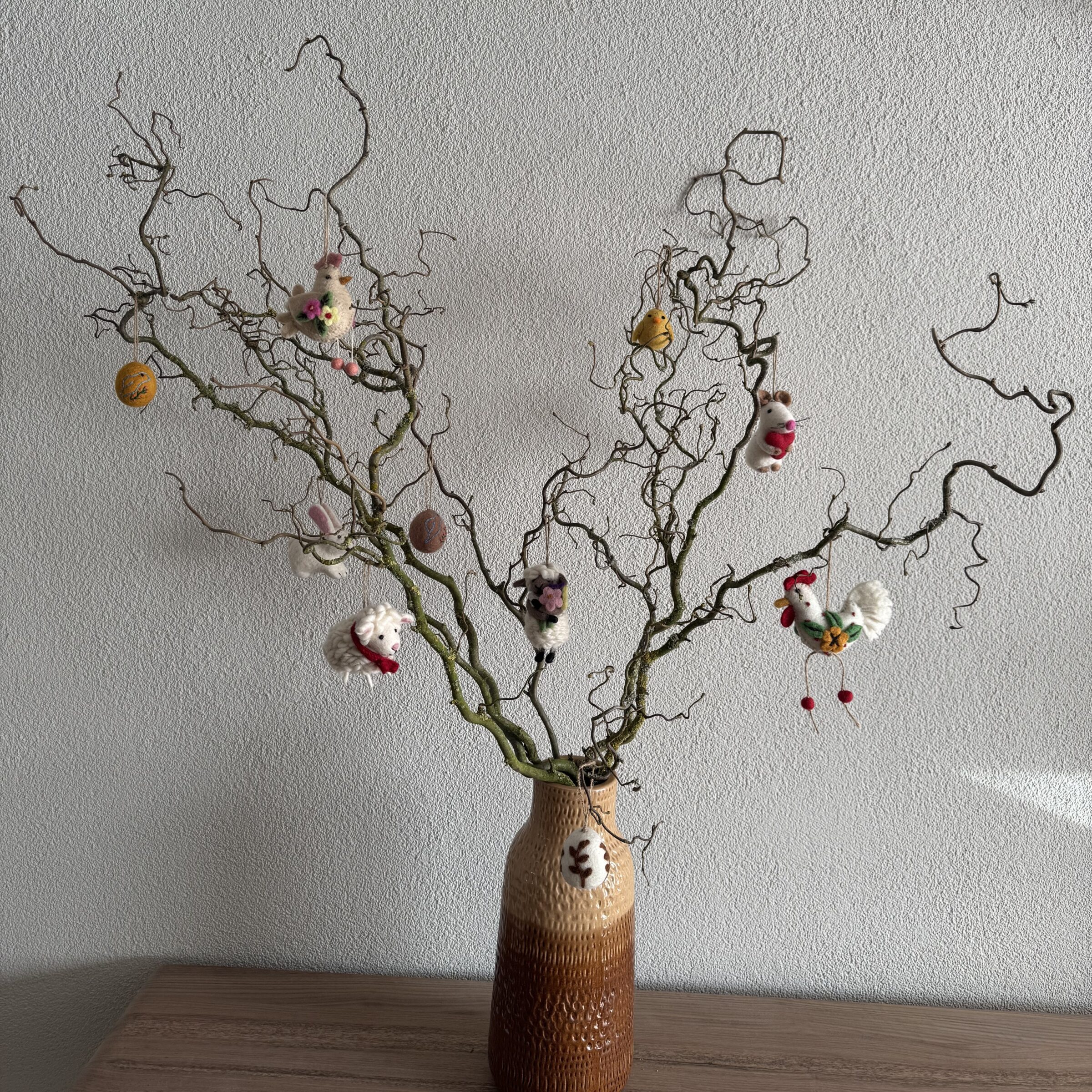 vaas met hazelaartakken