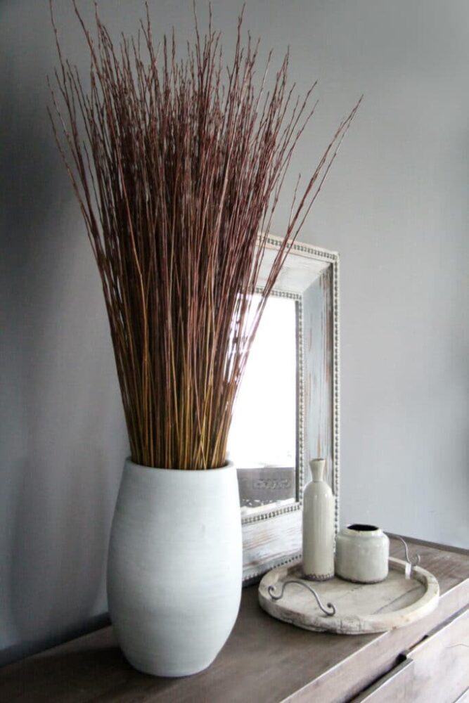 wilgentakken in hoge grijze vaas